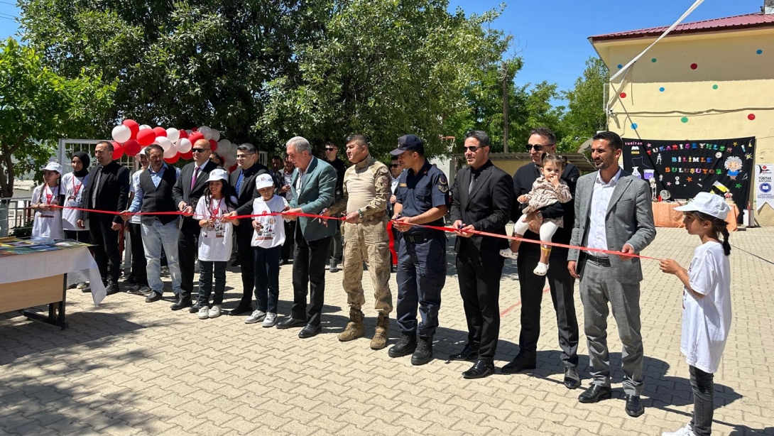 Yukarışeyhler Şehit Bilal Yeşilçınar İmam Hatip Ortaokulu ve Atalar İmam Hatip Ortaokulu'nun ortak hazırladığı ve açılışı gerçekleşen  TÜBİTAK Bilim Fuarı  büyük bir ilgi ile karşılandı. Protokolün kurdela merasimi sonrası fuarda şenlik havası yaşandı.